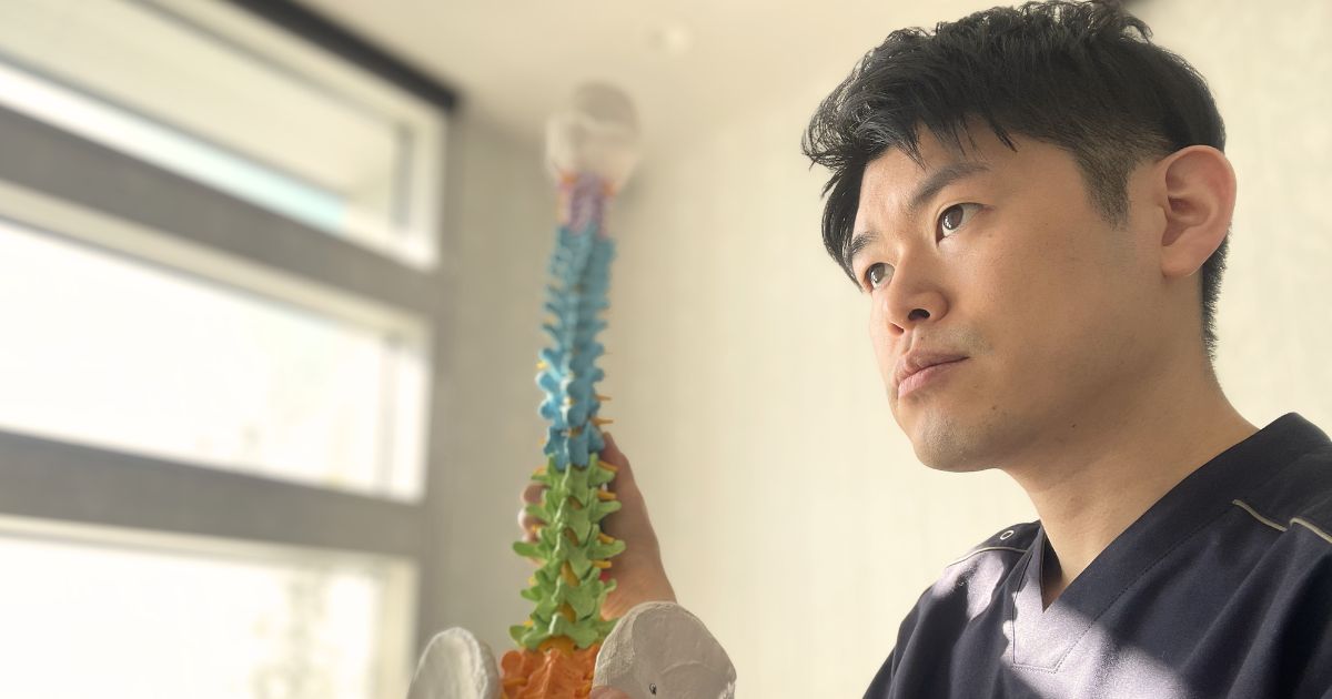 あはば鍼灸整骨院 院長 安井友英（ヤスイトモヒデ）｜脊椎モデルを使った施術説明